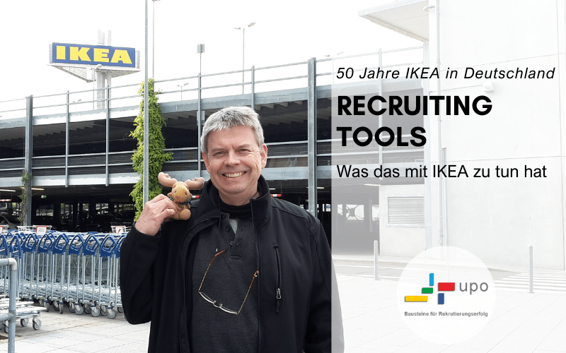 Karl-Heinrich Bruckschen mit kleinem IKEA Elch vor einem IKEA